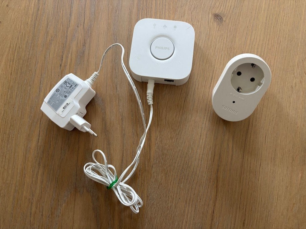 Hue LivingWhites Plug (dimbaar) + Bridge v2, Gebruikt, Philips Hue, 60 watt of meer, Overige lichtkleuren