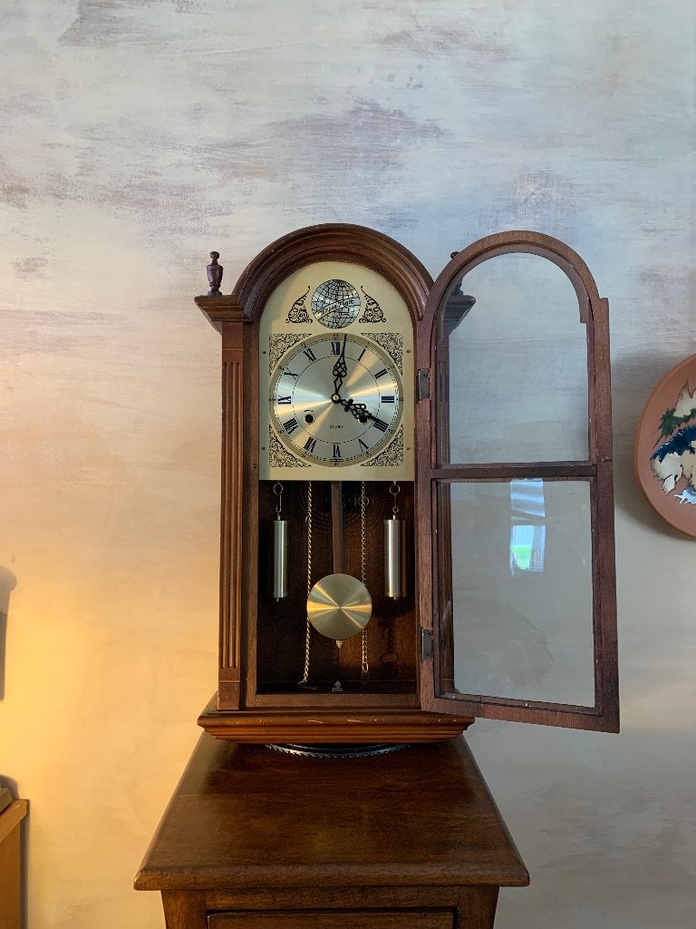 Antieke Tempus Fugit Wandklok met Slinger en Gewichten, Ophalen