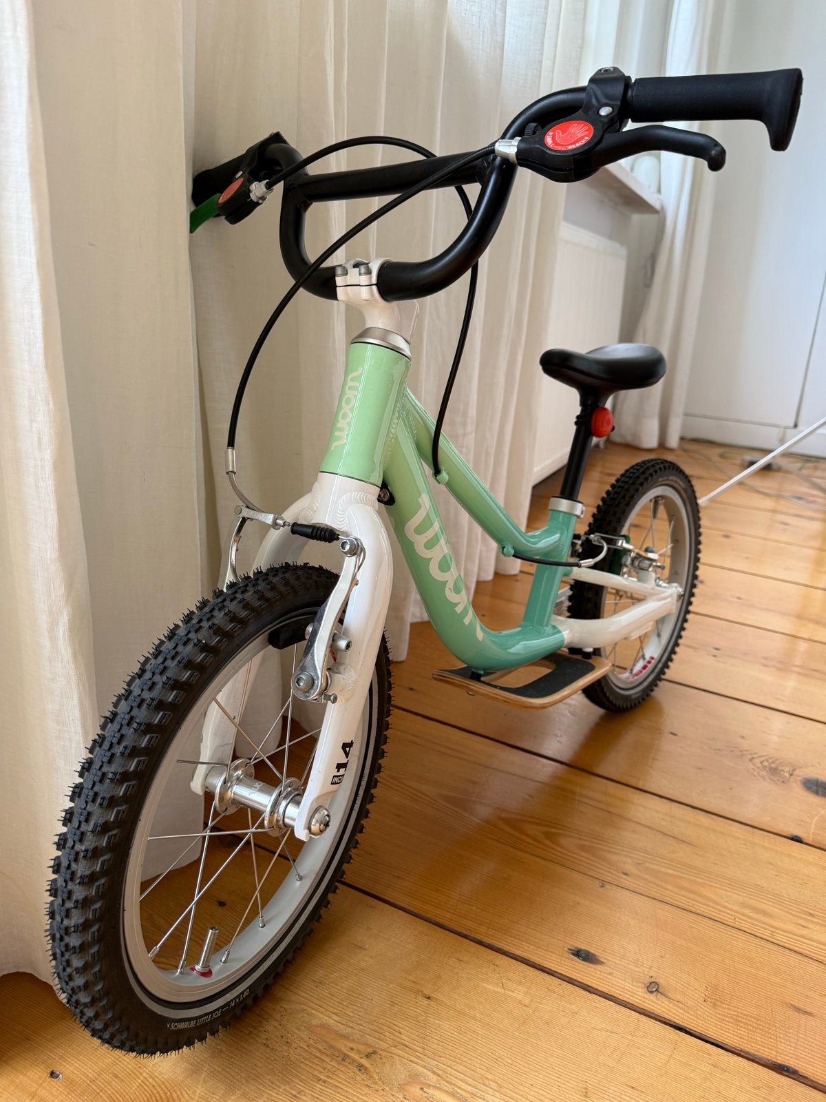 Woom Plus loopfiets met voetensteun, Ophalen, Zo goed als nieuw, Velgrem, Minder dan 16 inch