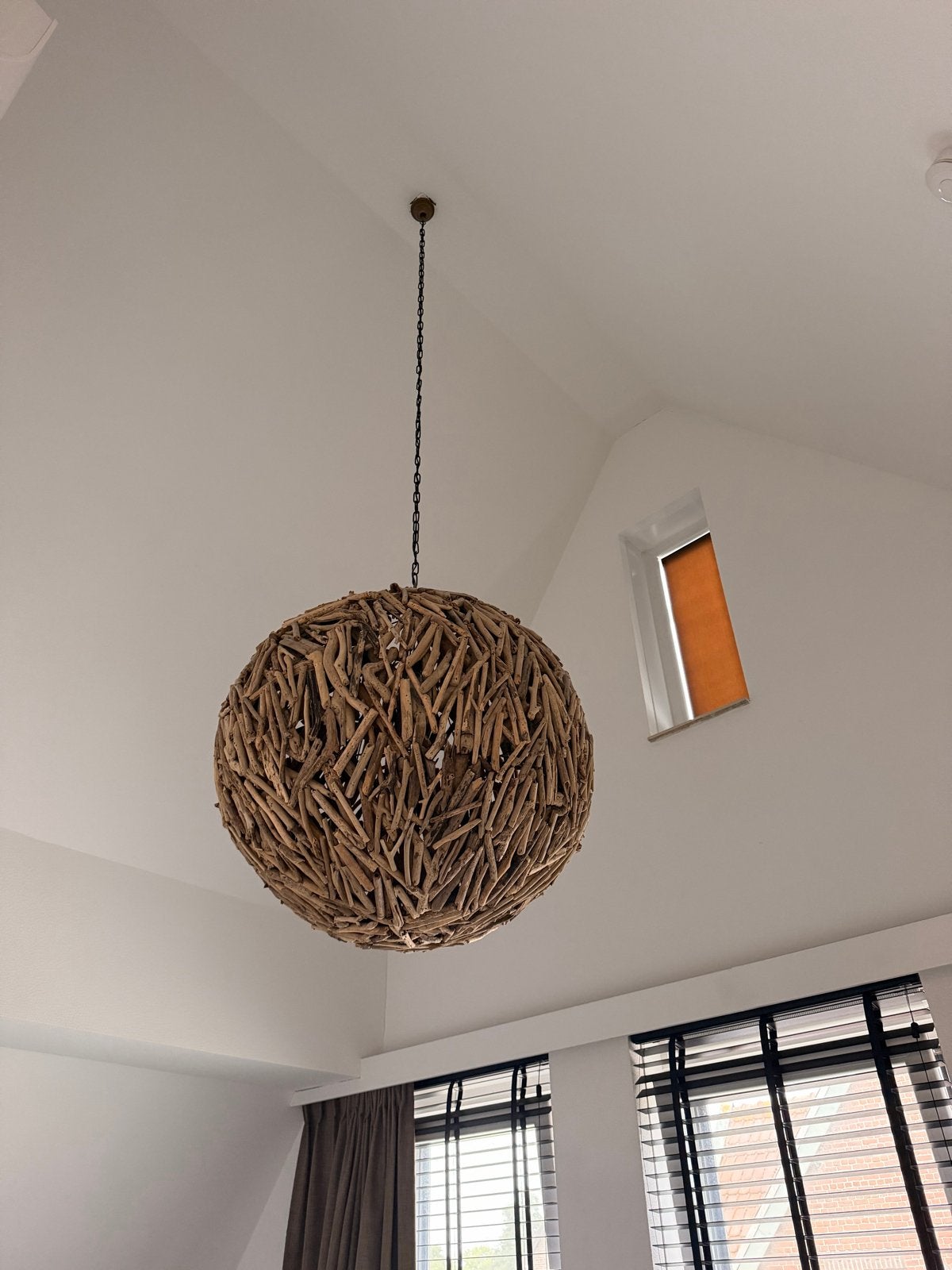 Grote hanglamp van drijfhout voor hoge plafonds