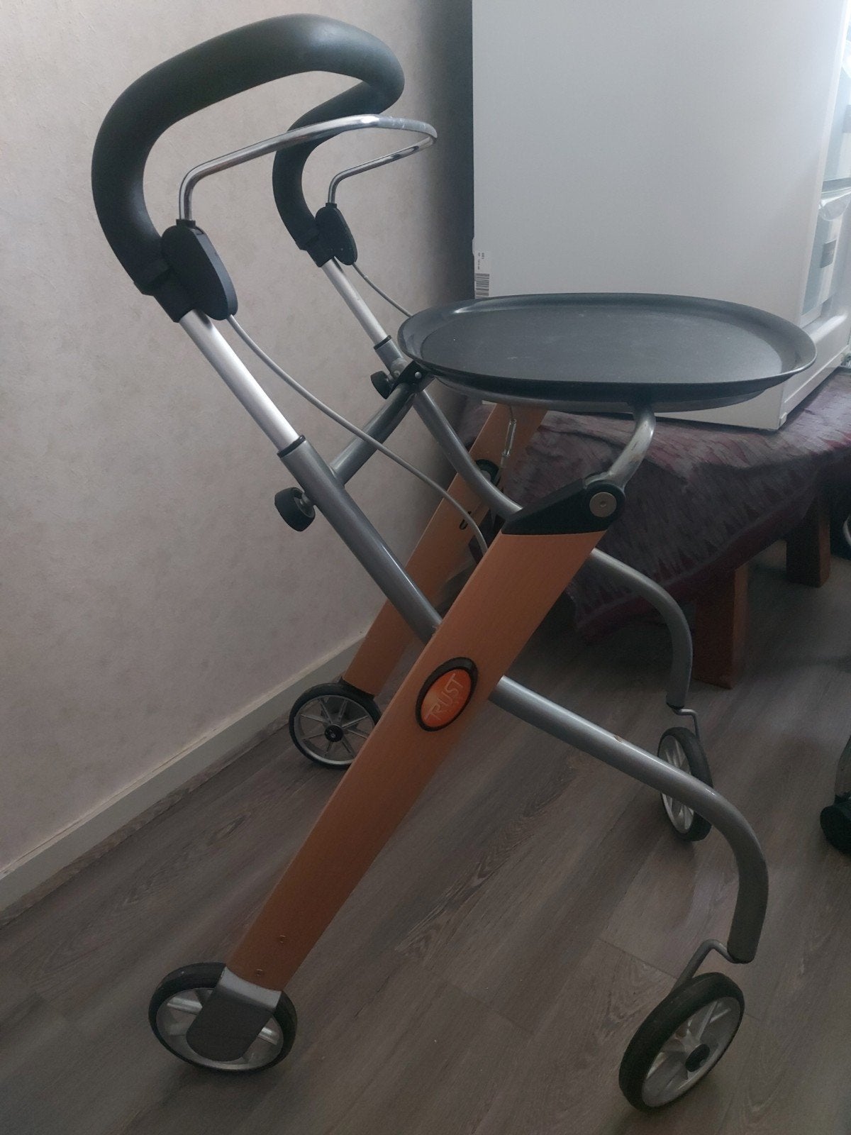 trust rollator voor binnen (2), Ophalen, Opvouwbaar