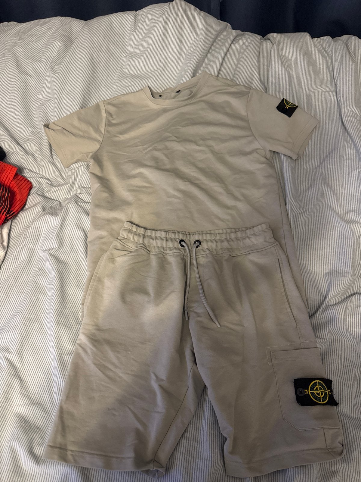 Stone Island T-shirt en korte broek set - Beige, Ophalen of Verzenden, Zo goed als nieuw, Maat 48/50 (M), Beige