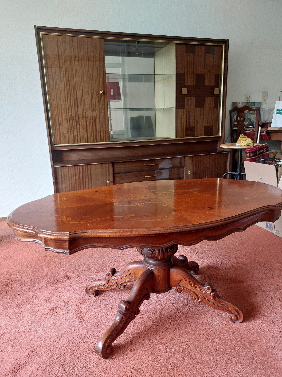 Antieke salontafel met sierlijk houtsnijwerk, Ophalen