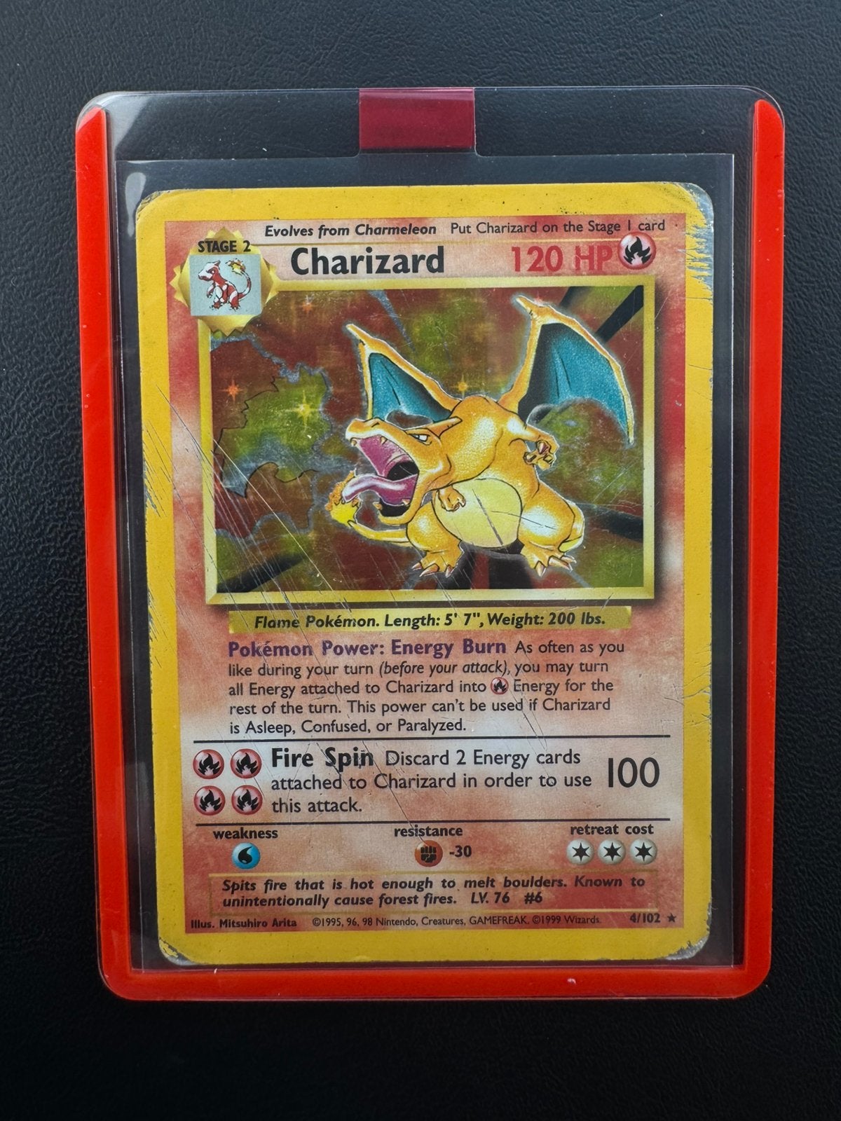 Charizard base set engels - 4/102 - damaged, Hobby en Vrije tijd, Verzamelkaartspellen | Pokémon, Ophalen of Verzenden, Gebruikt