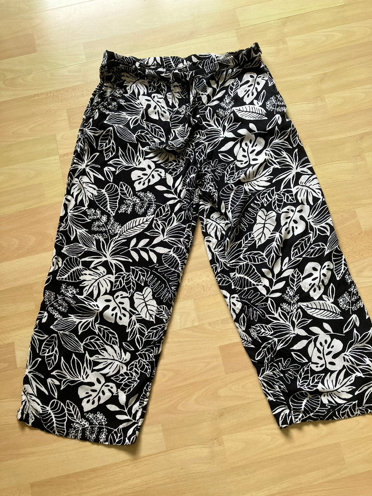 C&A wijdvallende zomerbroek in zwart/witte print 44/46 izgs, Ophalen of Verzenden, Gedragen, Zwart, Broek of Spijkerbroek