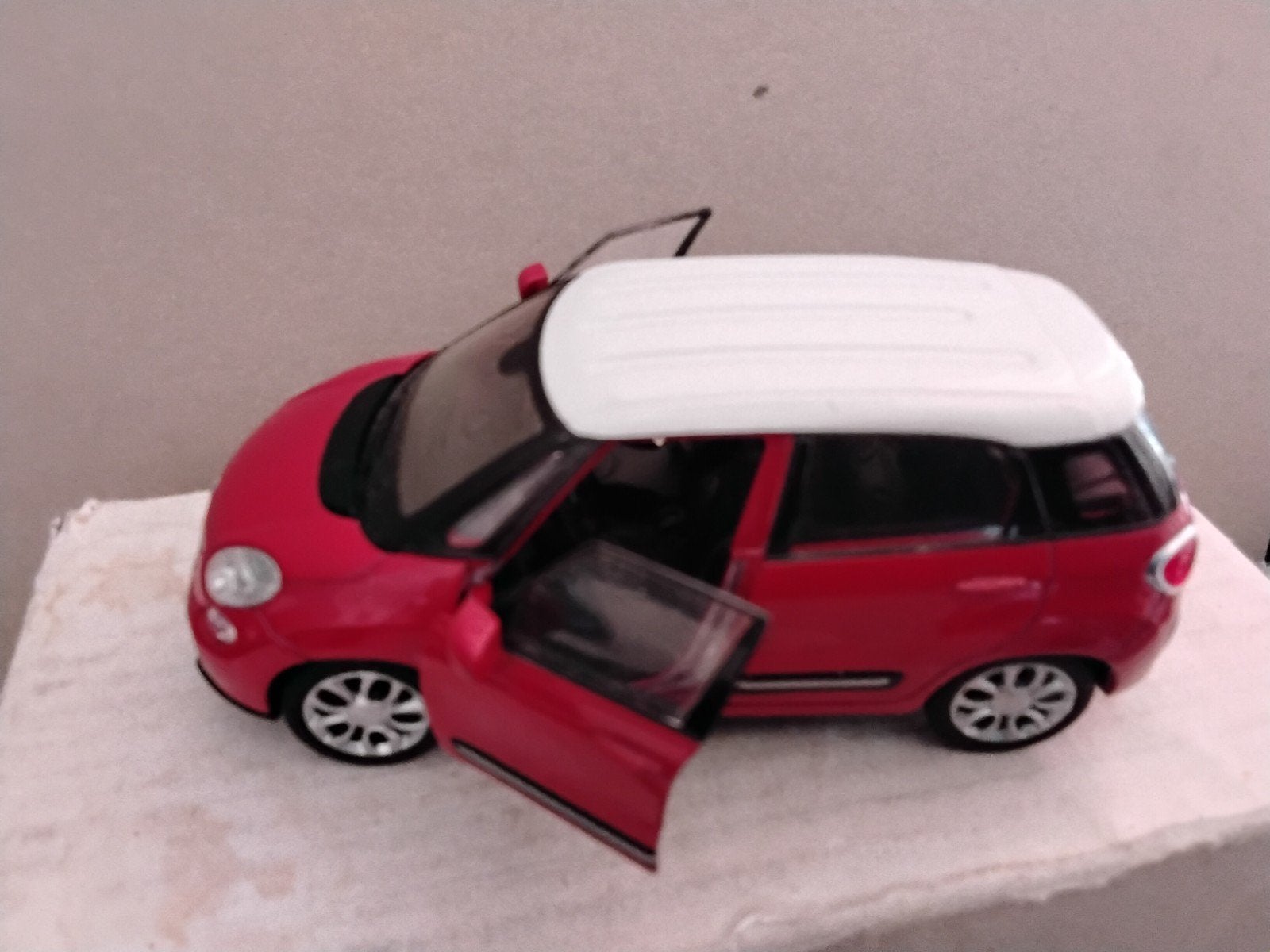 FiAT 500 L  KLEUREN ROOD  WIT, Hobby en Vrije tijd, Modelauto's | 1:43, Ophalen of Verzenden