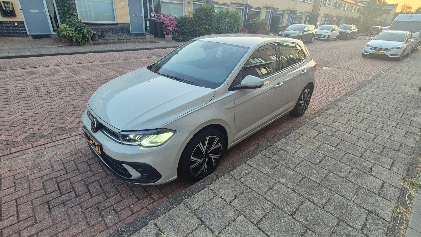 Volkswagen Polo 1.0 MPI 80pk 2023 Grijs, Auto's, Voorwielaandrijving, Handgeschakeld, 570 kg, Particulier