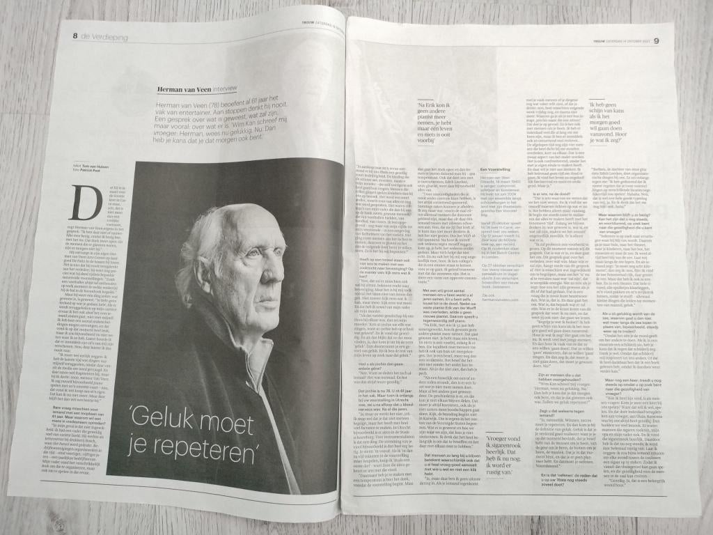 Herman van Veen Geluk moet je repeteren Trouw 14 okt 2023, Verzamelen, Verzenden, Zo goed als nieuw, Boek, Tijdschrift of Artikel
