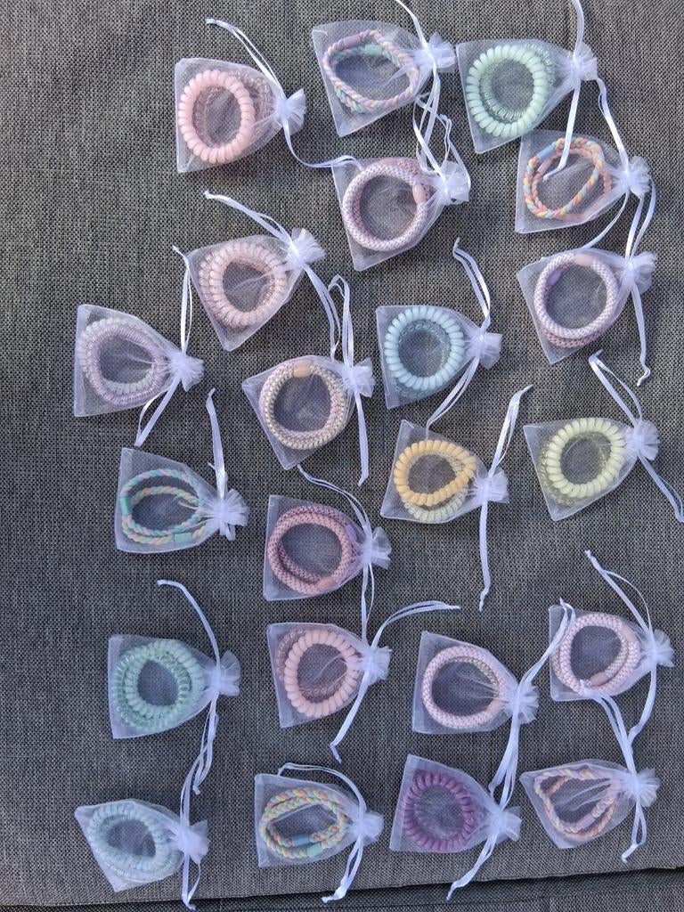 Leuke pastelkleurige armbandjes in organza zakjes, Ophalen of Verzenden, Zo goed als nieuw, Overige kleuren, Kunststof of Plastic
