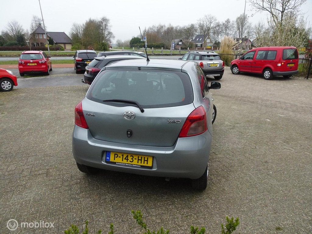 Toyota Yaris 1.3 VVTi Luna, Stof, 4 cilinders, 995 kg, 547 kg