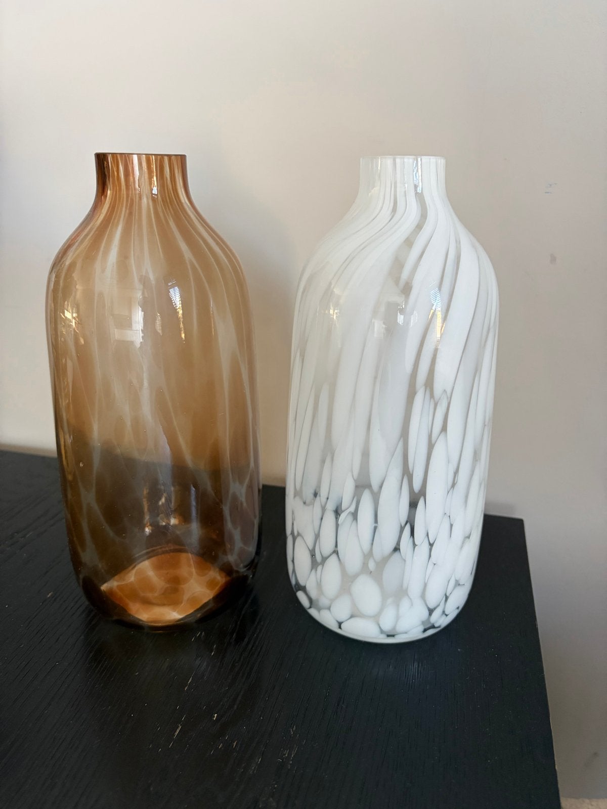 2 bloemen vazen, Huis en Inrichting, Ophalen, Met patroon/structuur, Beige, Nieuw
