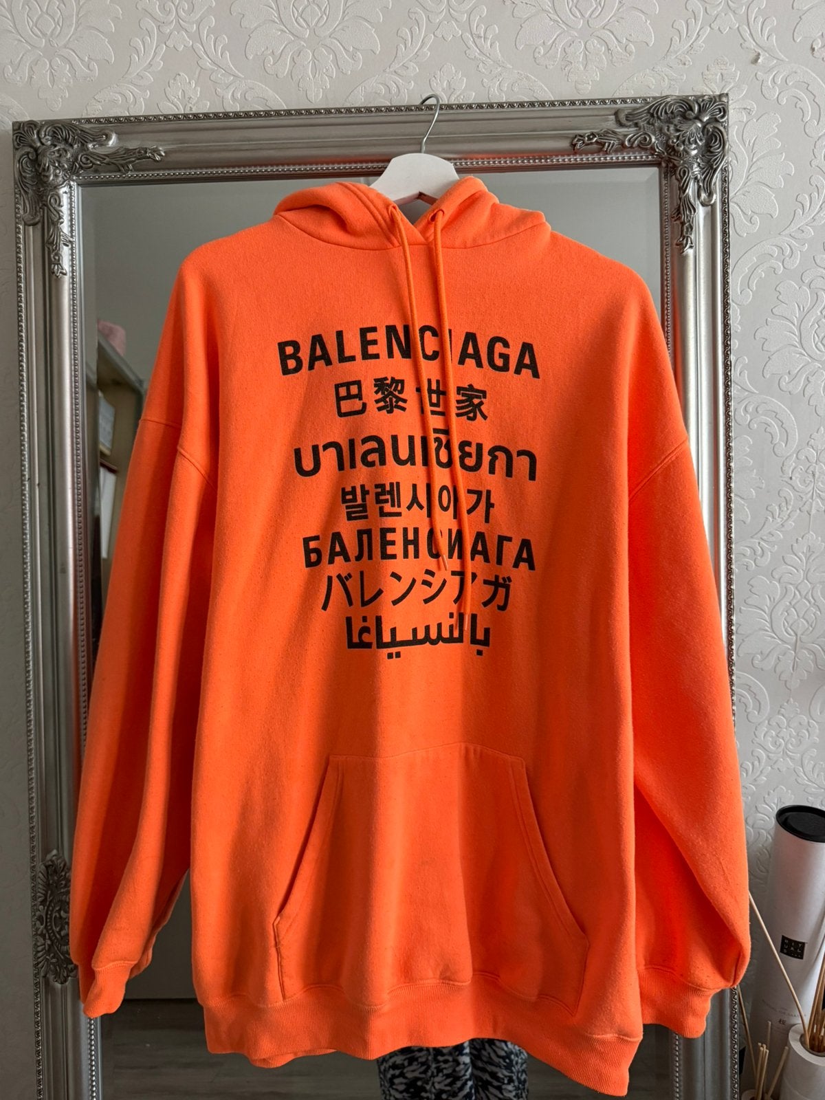Balenciaga hoodie, Ophalen