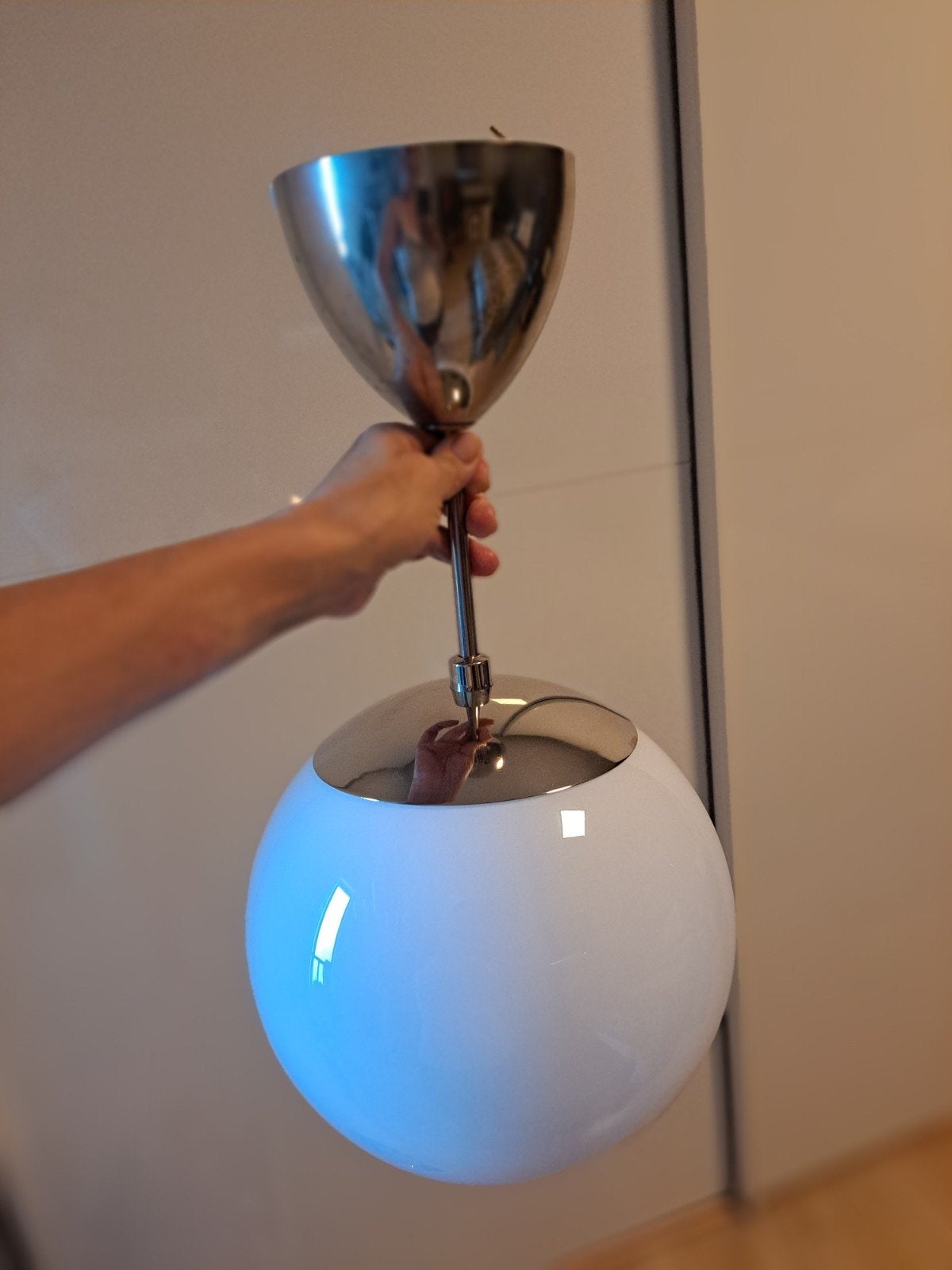 Moderne hanglamp met opalen glazen bol, Ophalen, E27 (groot), Zo goed als nieuw, Glas