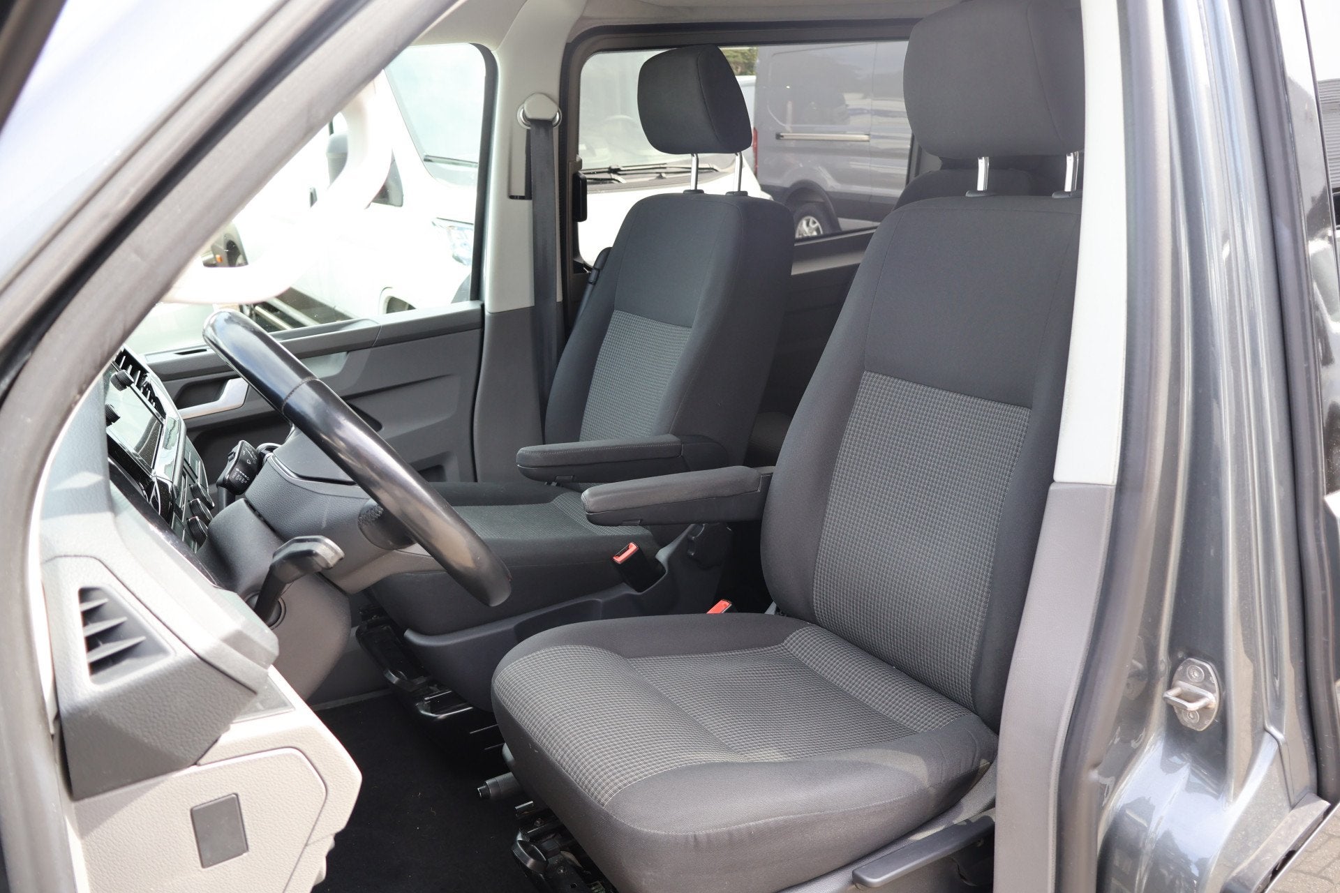 Volkswagen Transporter 2.0 TDI 150pk L2 H1 Bulli Automaat DC, Auto's, Stof, Gebruikt, Euro 6, 4 cilinders