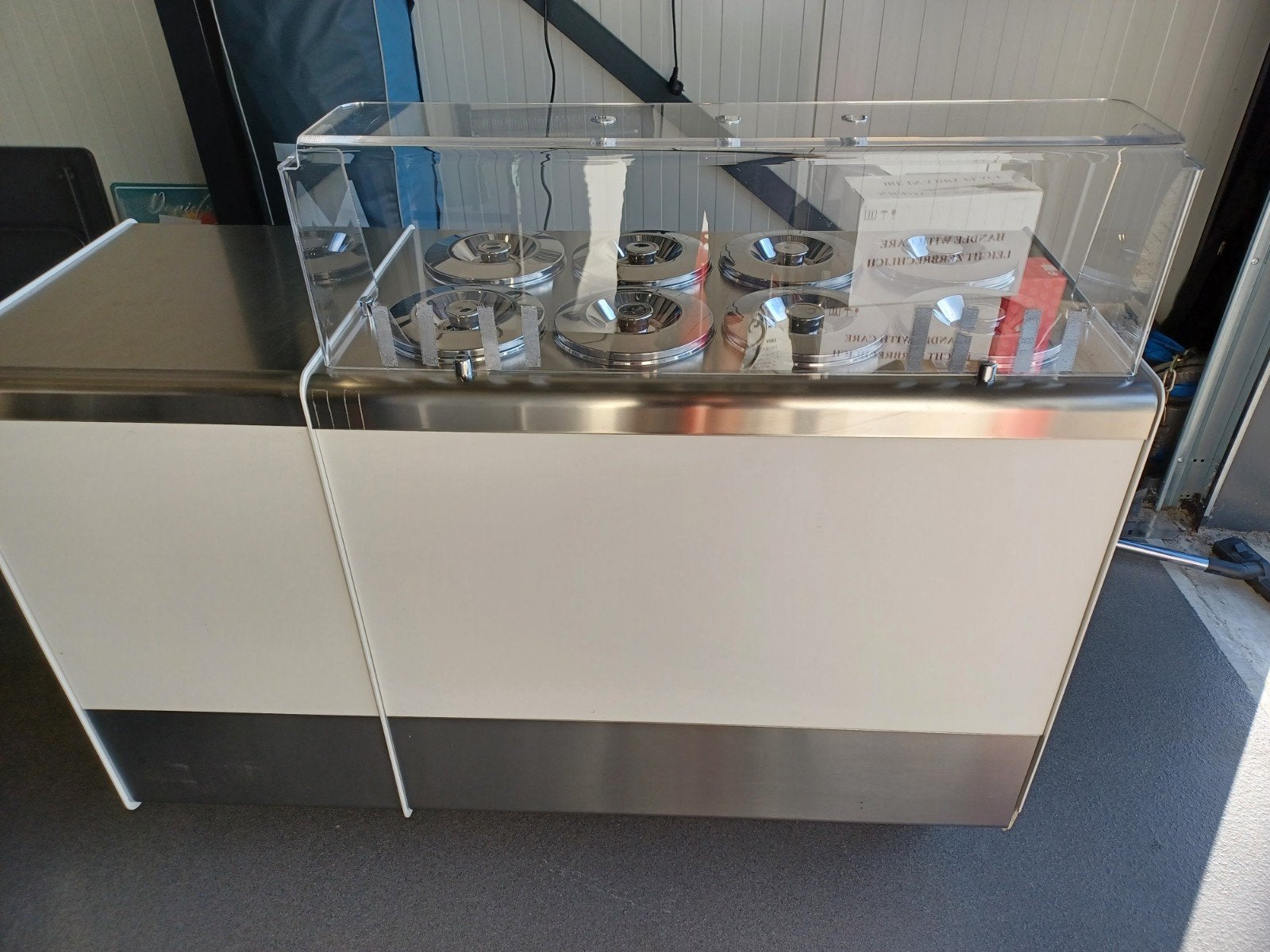 BRX Pozzetti Joy 8+8 ijsvitrine incl. anti-rotatie carapines, Vrieskist, Gebruikt, Energieklasse A of zuiniger, Vrijstaand