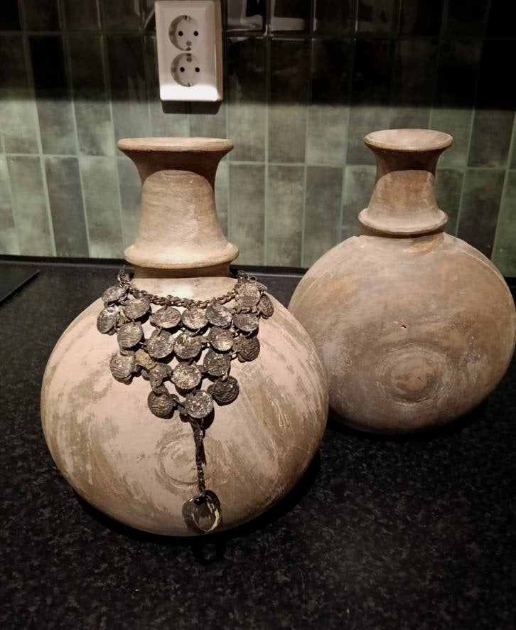 2 oude sober/brocante india kruiken/kandelaars, Ophalen of Verzenden, Zo goed als nieuw, Rond, Pot of Kruik