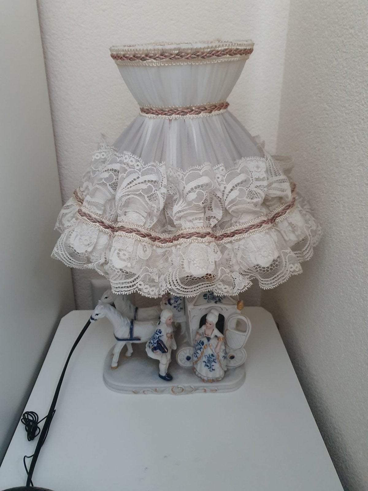 Romantische Tafellamp met Porseleinen Voet en Kant, Antiek en Kunst, Ophalen