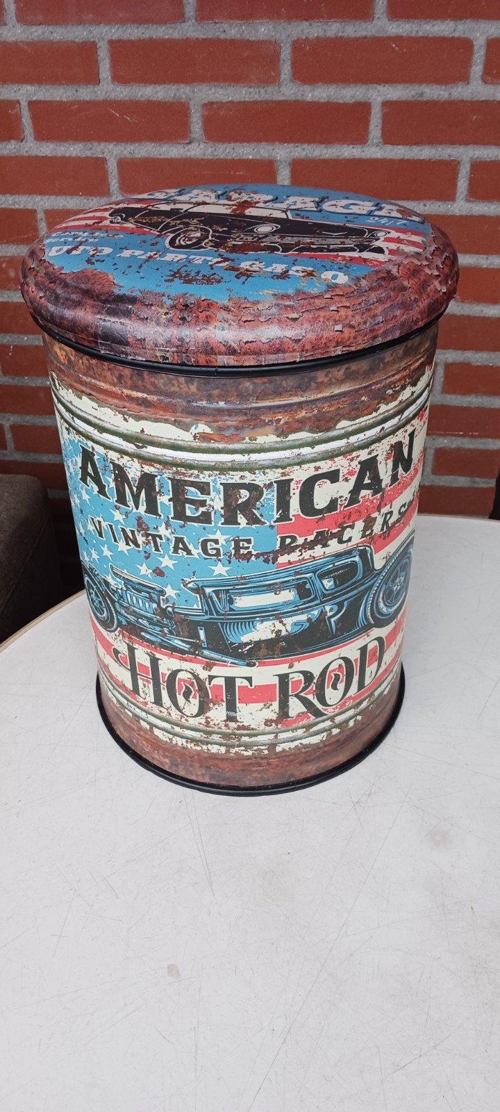 METALEN OPBERGKRUK / POEF AMERICAN HOT ROD ROUTE 66 THEMA 43, Minder dan 50 cm, Rond, Ophalen of Verzenden, Minder dan 50 cm