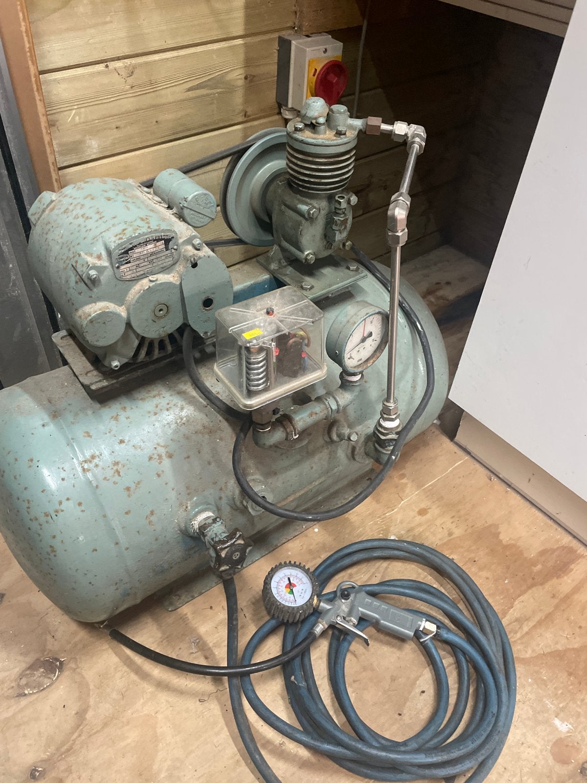 compressor met diverse accessoires (tank lekt), Gebruikt, Verzenden, 6 tot 10 bar, 25 tot 100 liter
