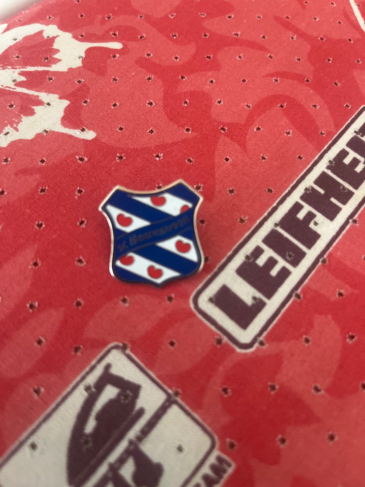 Speldje Friesland vlag met hartjes SC Heerenveen, Ophalen, Zo goed als nieuw, Sport, Speldje of Pin