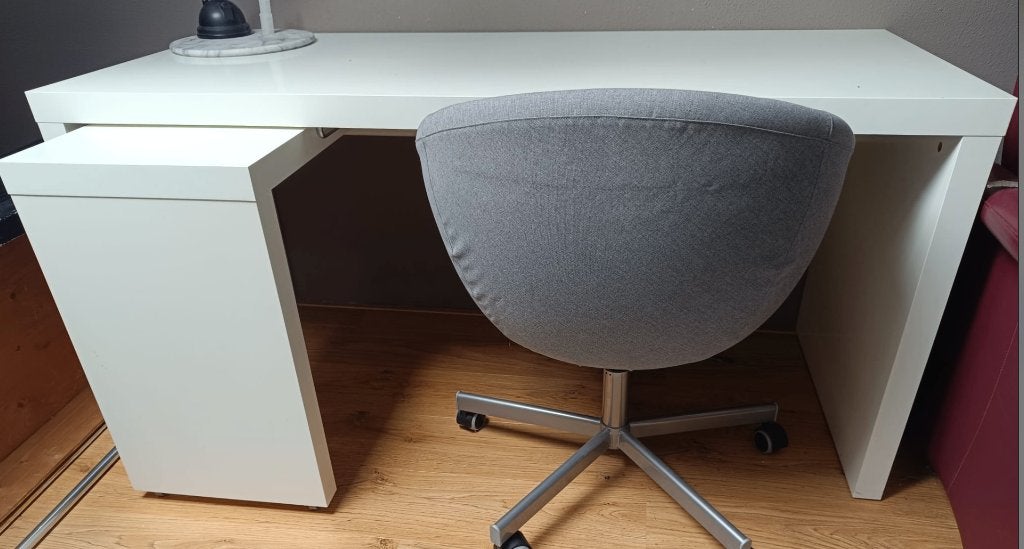 MALM Ikea Bureau met uittrekbaar blad incl. bureaustoel, Ophalen, Gebruikt, 65 cm, Spaanplaat of MDF