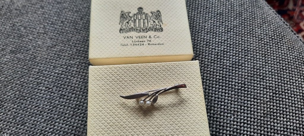 zilveren broche met een laagje wit goud Vintage, Wit, Minder dan 4 cm, Ophalen of Verzenden, Zo goed als nieuw