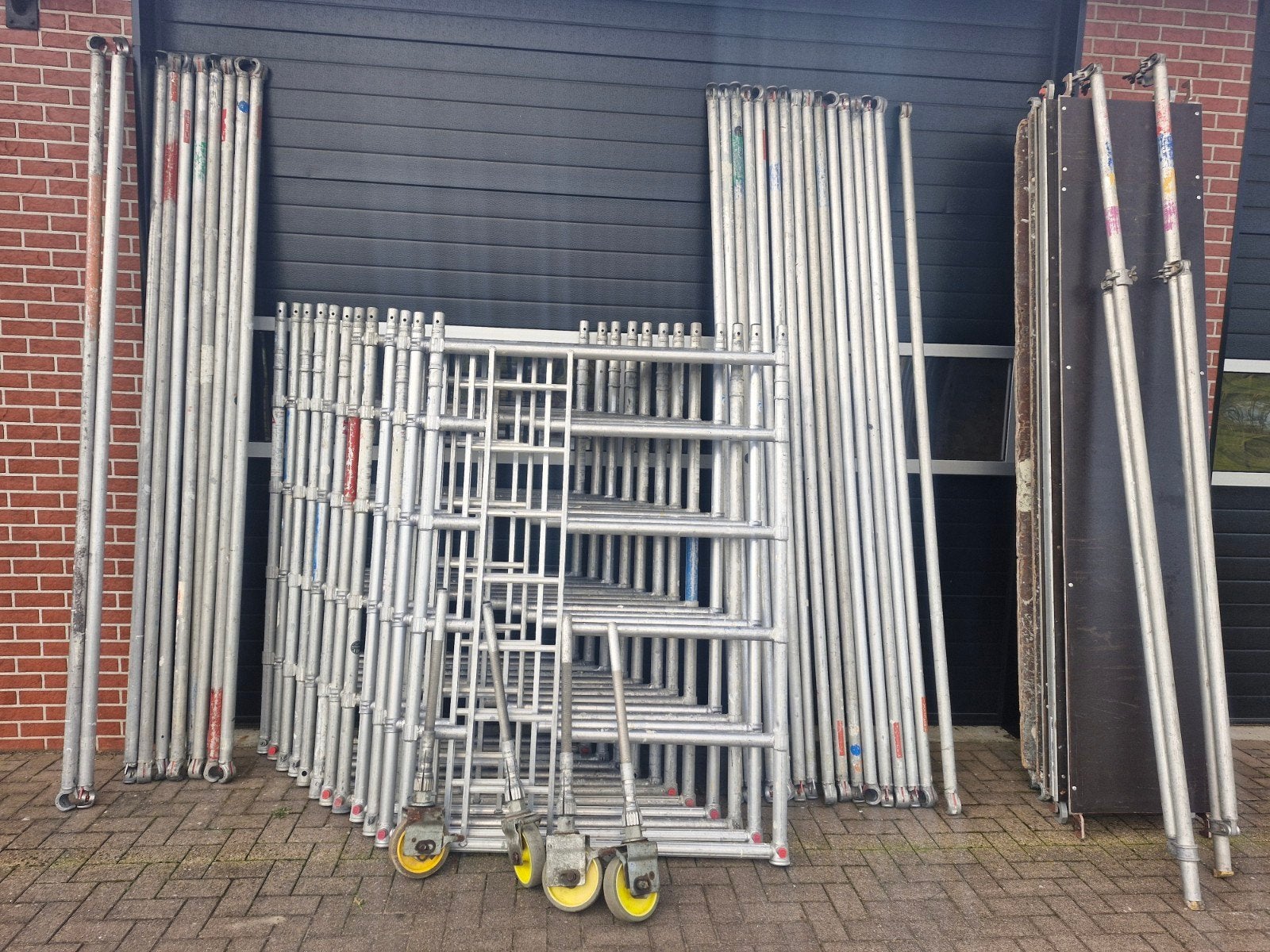 Steiger compleet met wielen en planken, Doe-het-zelf en Verbouw, Steigers, Ophalen of Verzenden, Rolsteiger of Kamersteiger, 5 meter of hoger