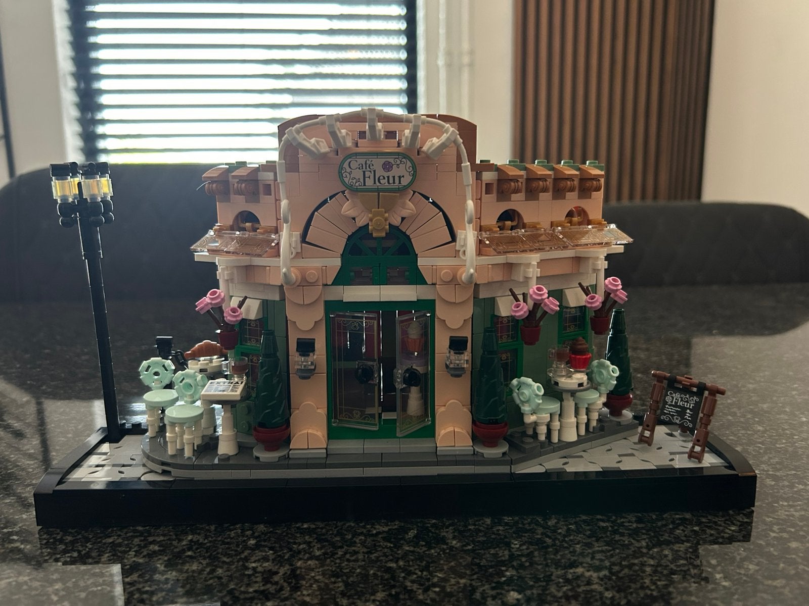 Lego frans café 10362, Ophalen, Zo goed als nieuw