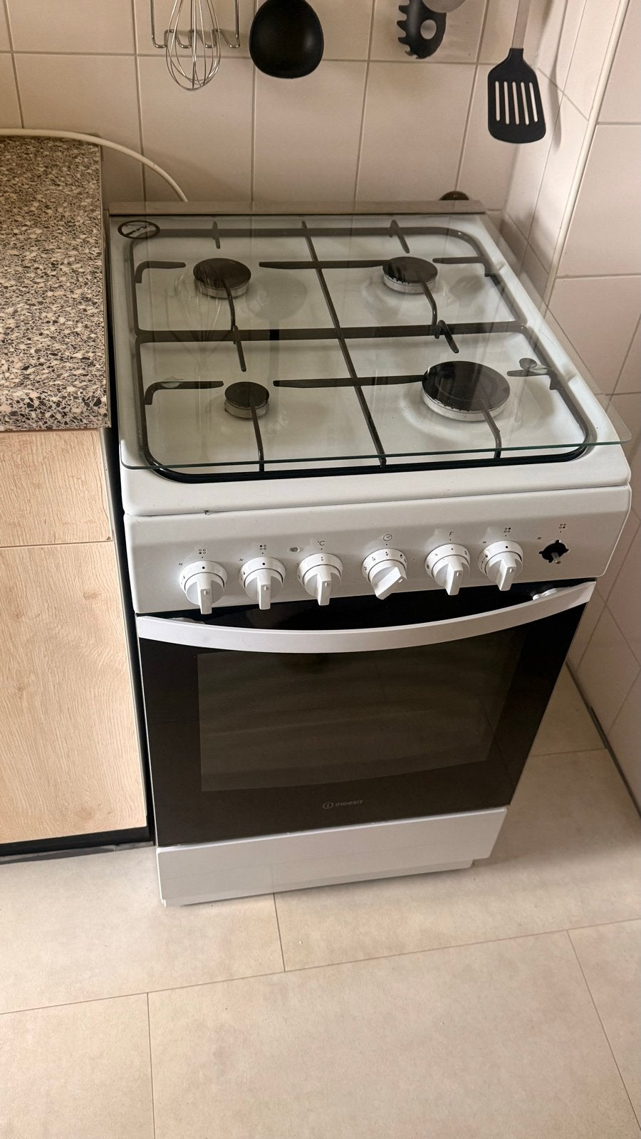 Indesit Gasfornuis met Oven, Ophalen, 4 kookzones, Zo goed als nieuw, Gas