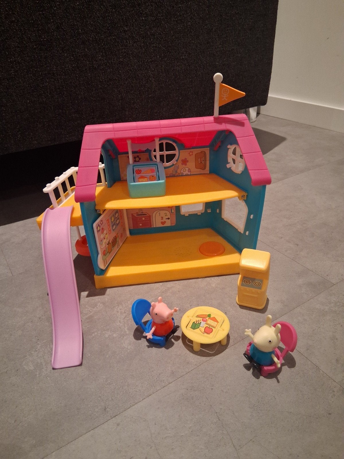 Peppa Pig Speelhuis met figuren en accessoires, Kinderen en Baby's, Speelgoed | Poppenhuizen, Ophalen, Gebruikt, Poppenhuis