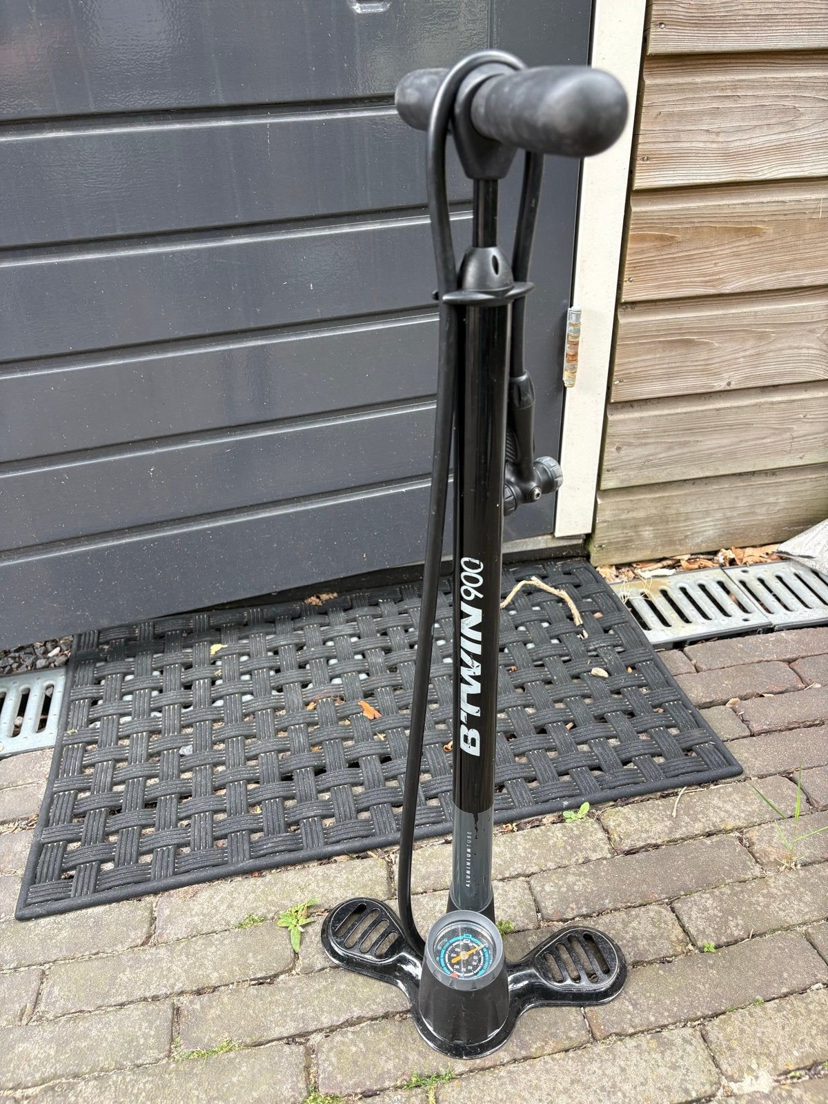 B'Twin 900 Fietspomp met Drukmeter, Ophalen of Verzenden, Drukmeter, Zo goed als nieuw