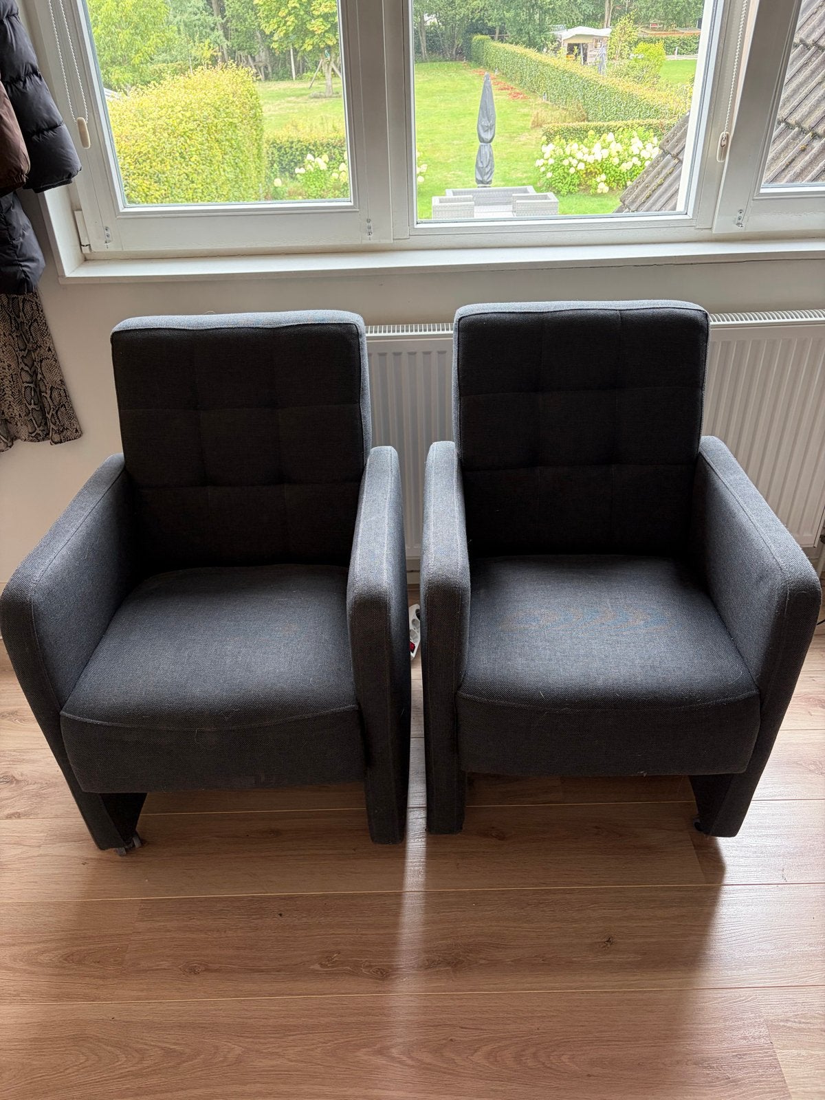 Twee grijze stoffen stoelen op wielen, Huis en Inrichting, Fauteuils, Ophalen, Gebruikt, 75 tot 100 cm, Stof