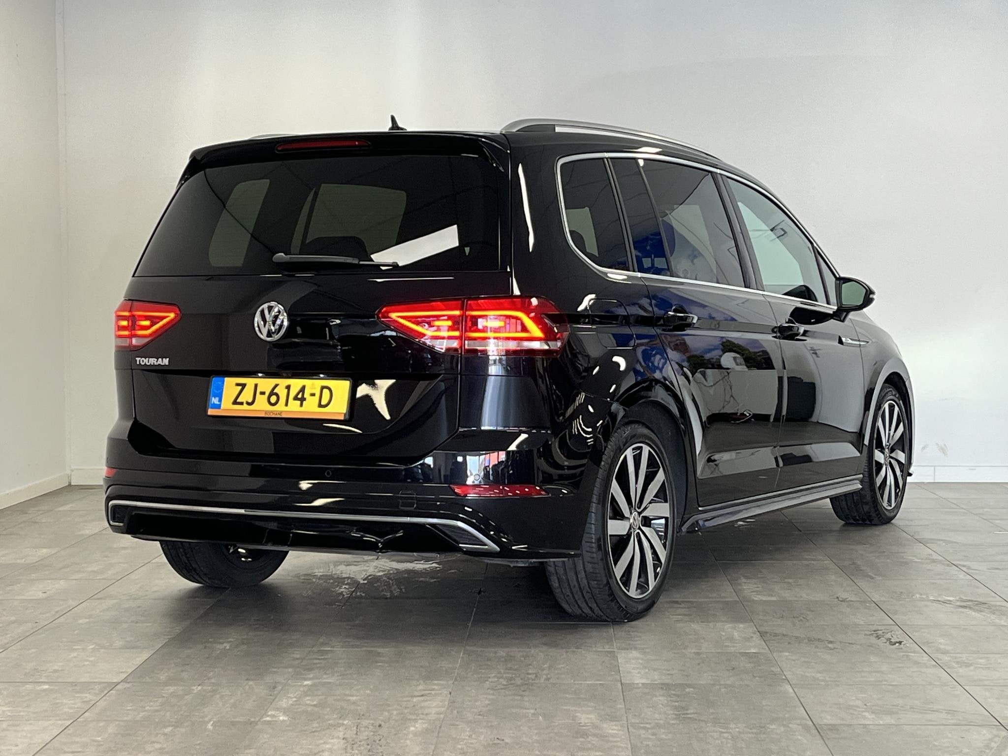 Volkswagen Touran 1.5 TSI 3x R-Line | Trekhaak | LED | Adapt, Auto's, Euro 6, 4 cilinders, Zwart, Origineel Nederlands