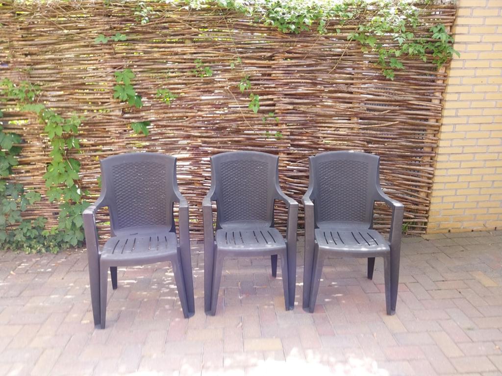 Drie stapelbare tuinstoelen, Tuin en Terras, Tuinstoelen, Ophalen of Verzenden, Gebruikt, Kunststof