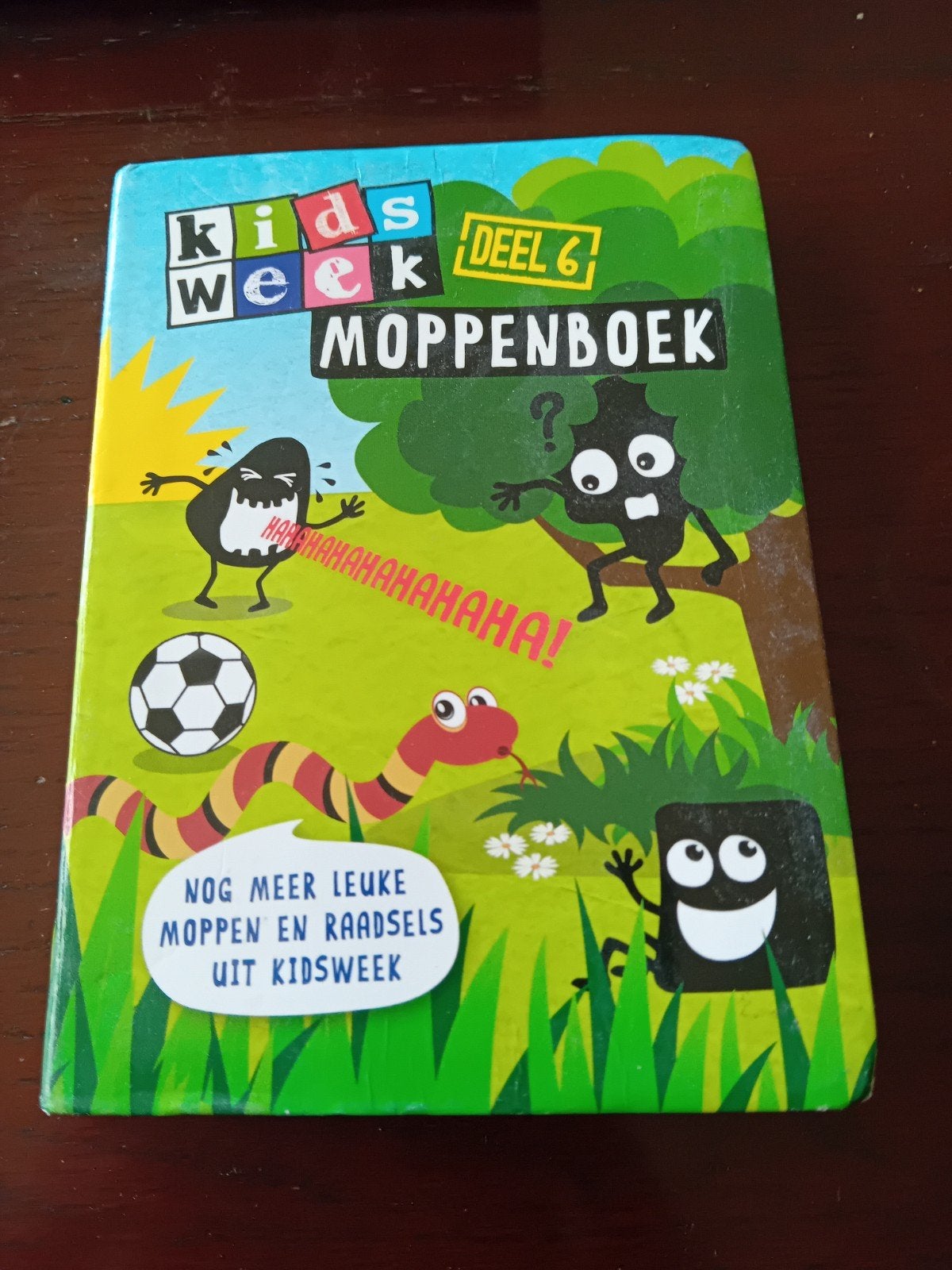 Kidsweek Moppenboek Deel 6 - Grappige moppen en raadsels, Boeken, Fictie algemeen, Ophalen of Verzenden, Zo goed als nieuw, Kidsweek Redactie