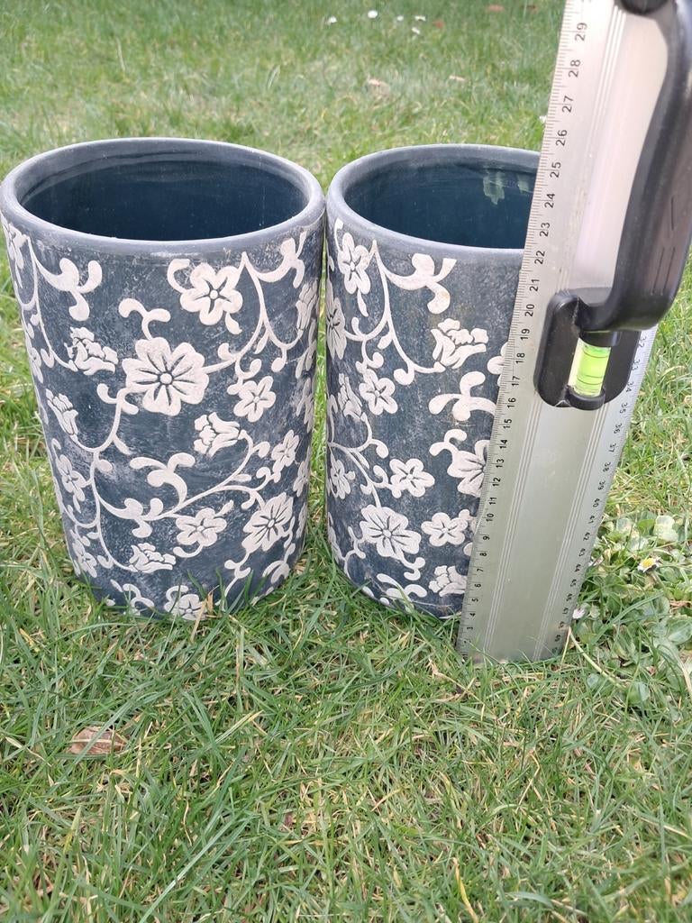 2 bloempotten. 22cm hoog, dia 13cm, Rond, Ophalen of Verzenden, Zo goed als nieuw, Aardewerk