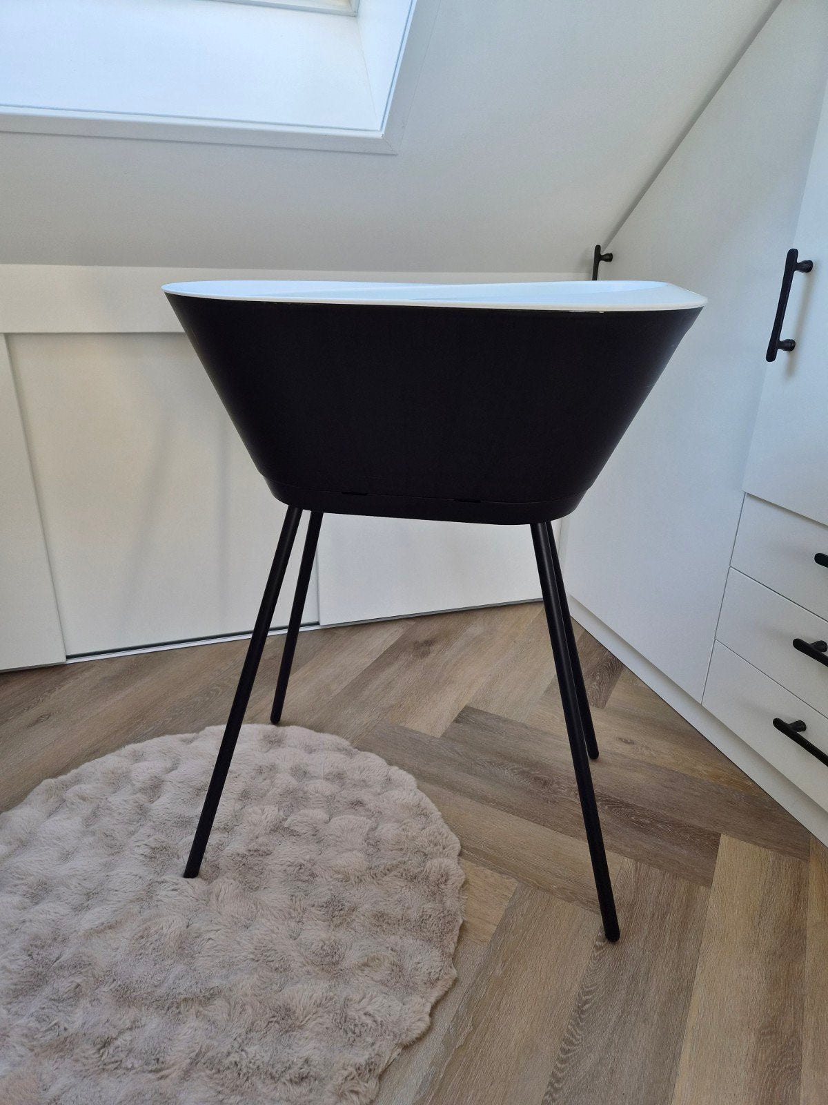 Stijlvol babybadje met standaard en badzitje van WeToo., Kinderen en Baby's, Ophalen, Zo goed als nieuw, Badje, Standaard