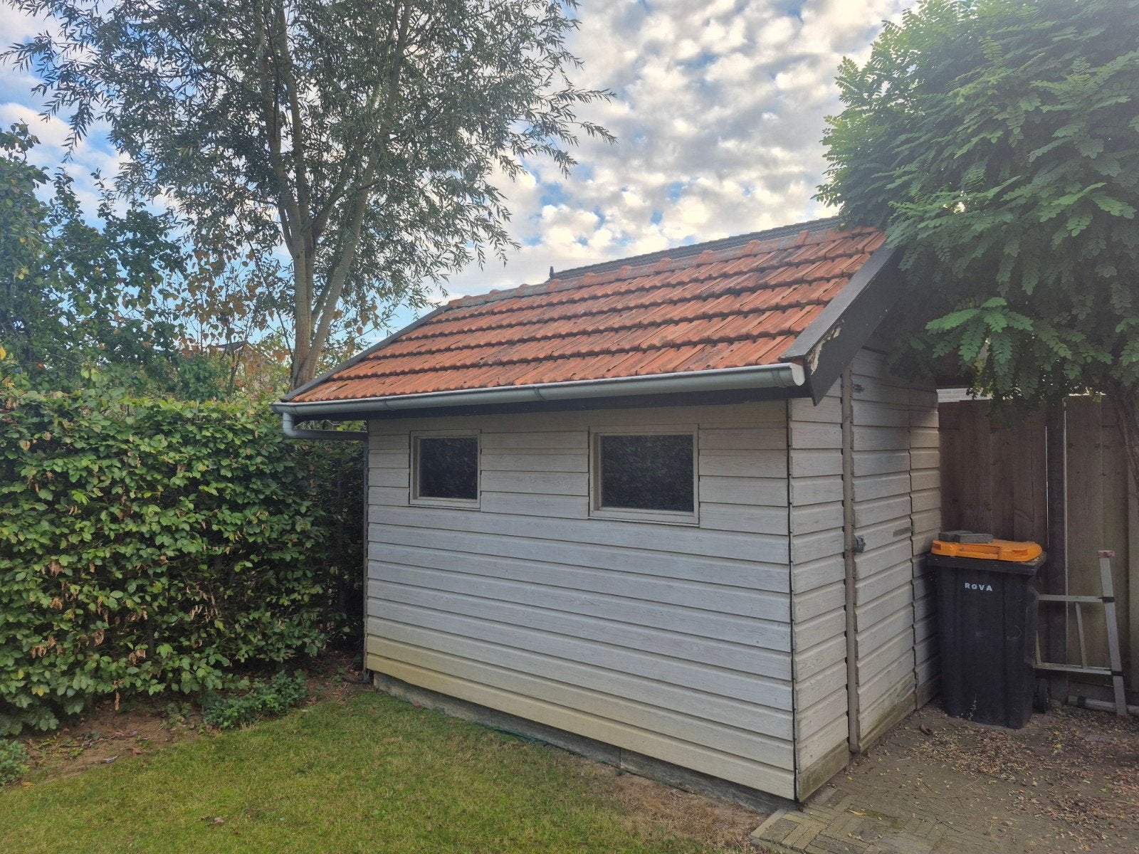 Houten schuur met pannendak en twee ramen, Tuin en Terras, 250 tot 500 cm, Schuur, Ophalen of Verzenden, 2 ramen