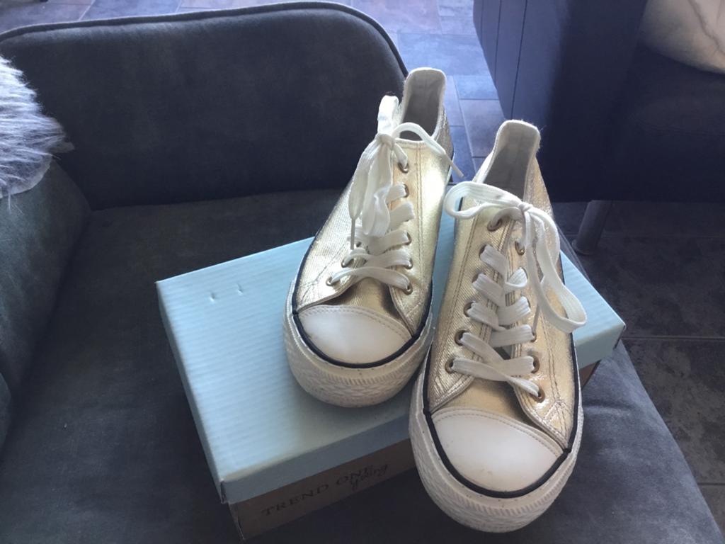 Mooie goude gympen 42 Bristol(1x gedragen), Ophalen, Overige kleuren, Sneakers of Gympen, Zo goed als nieuw