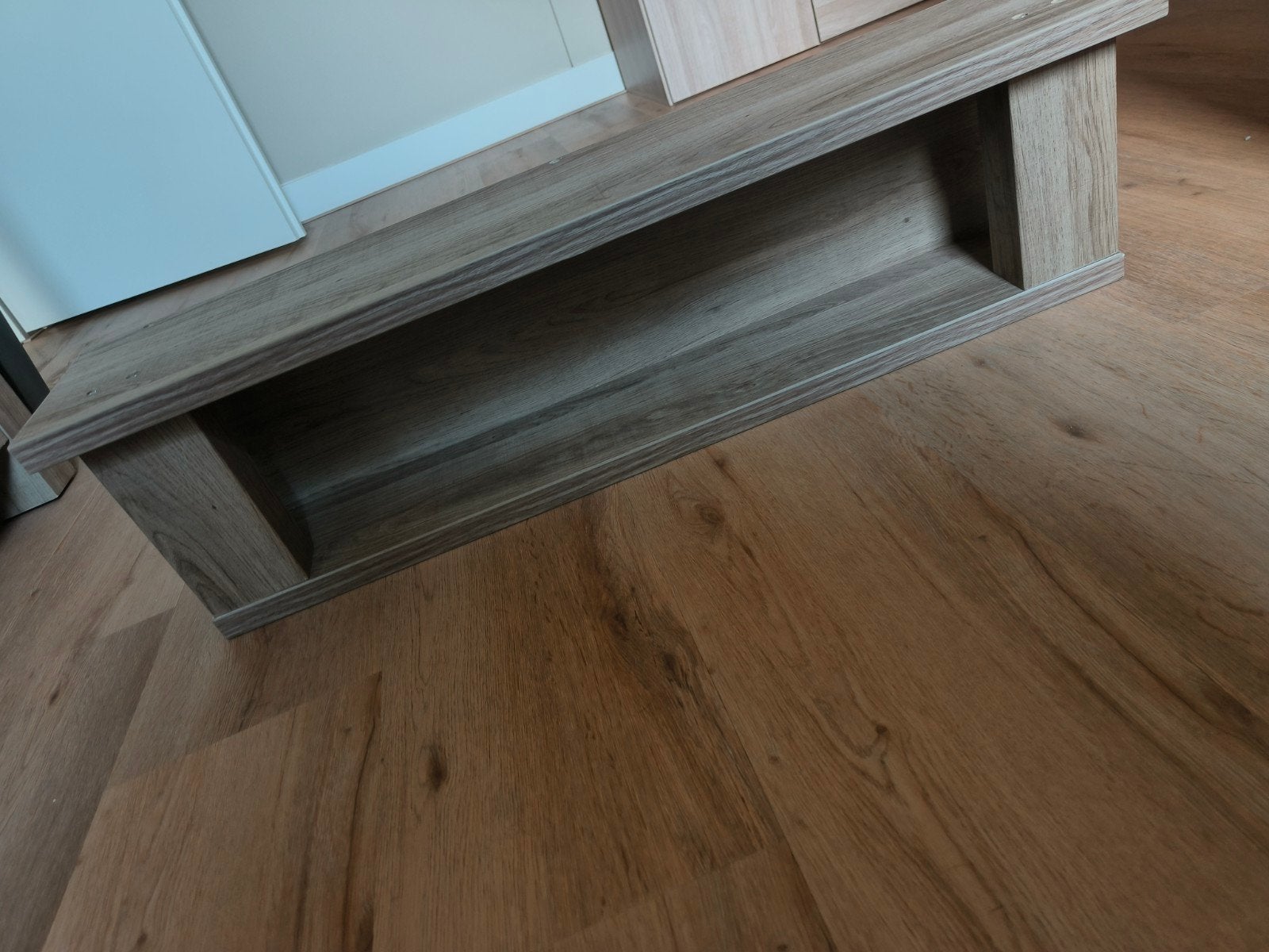 Gratis wandplankje / wandkastje voor boven de commode