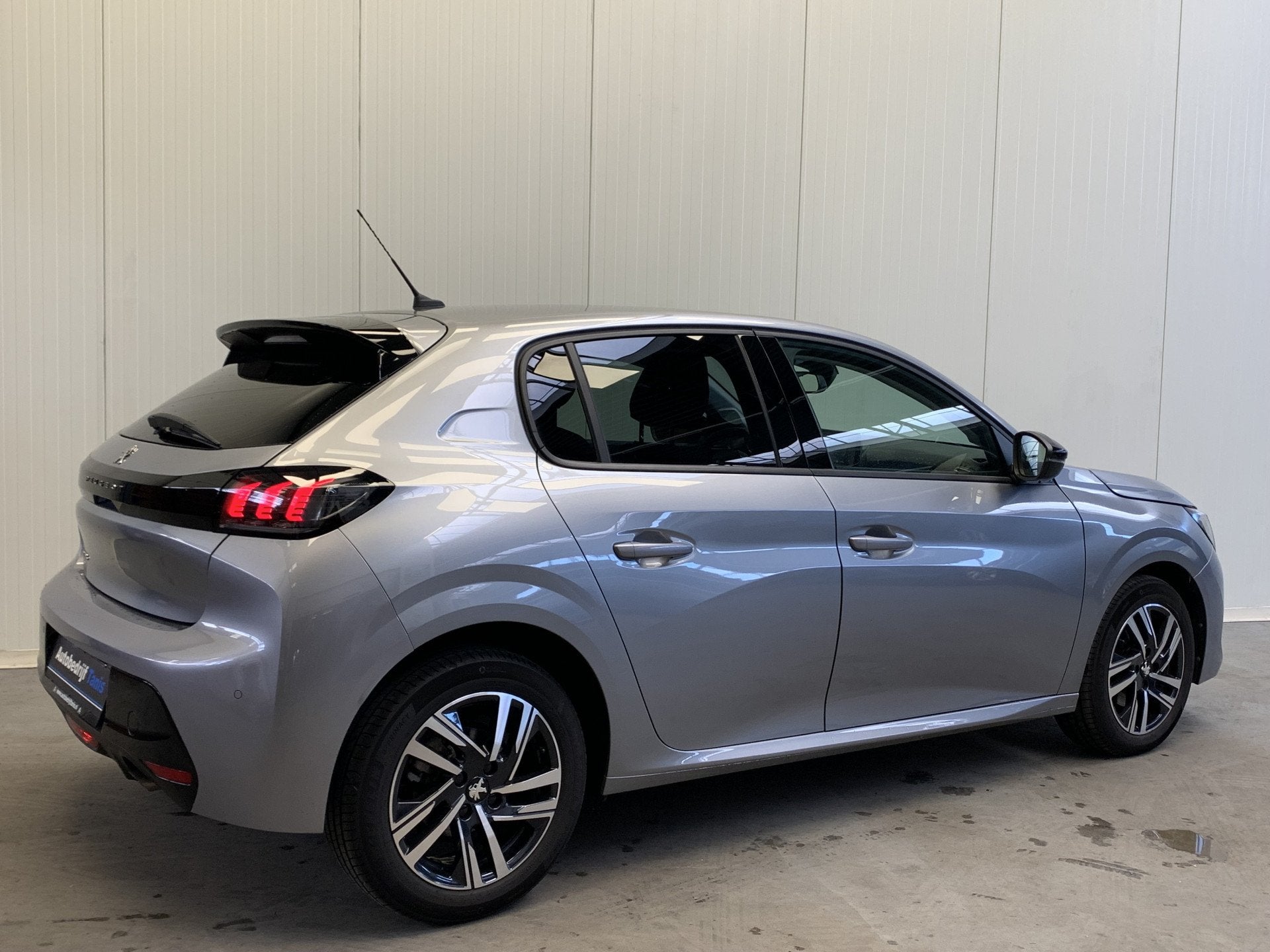 Peugeot 208 1.2 PureTech Allure 100PK LEDER-CAMERA-NAVI by C, Auto's, 12 maanden, Gebruikt, Leder en Stof, 49 €/maand