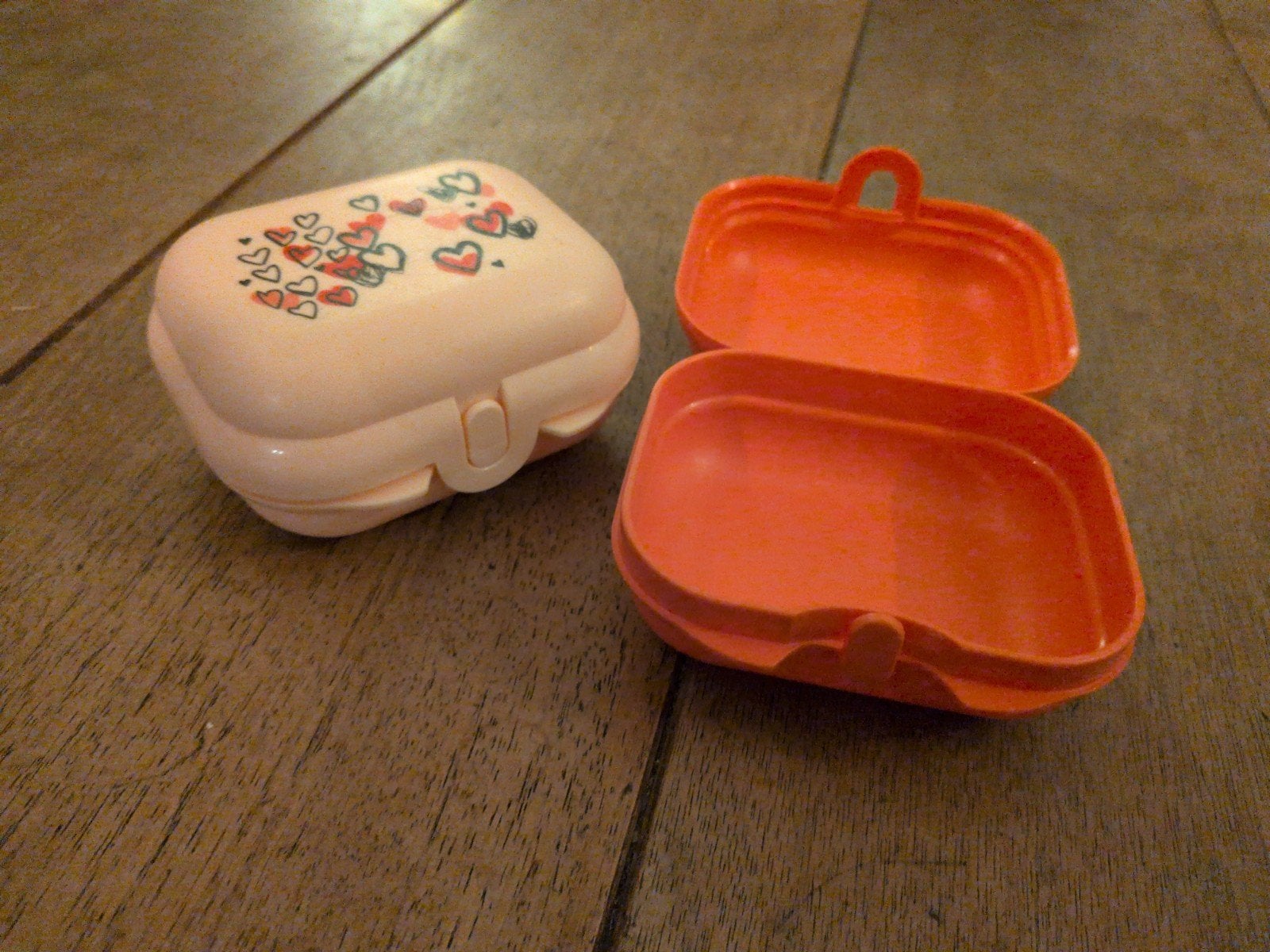 Tupperware clip bakjes met hartjes, licht- en donkerroze, Ophalen of Verzenden