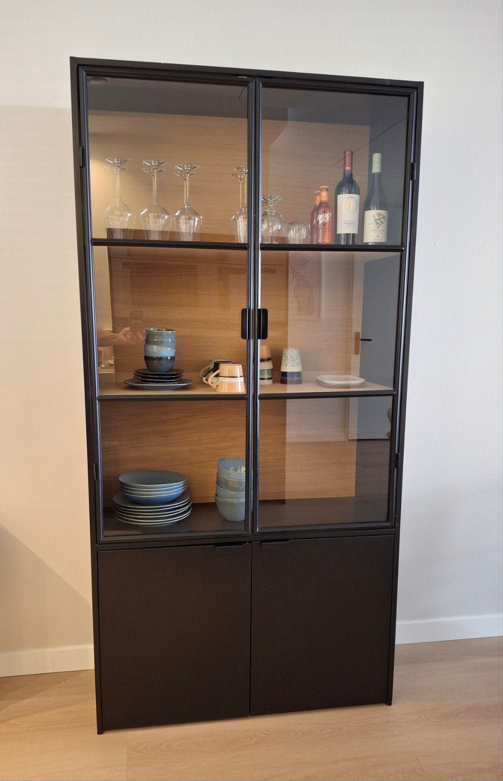 Woood Sivan vitrinekast - Zwart met glazen deuren, Ophalen, Modern, Industrieel, 50 tot 100 cm, 150 tot 200 cm
