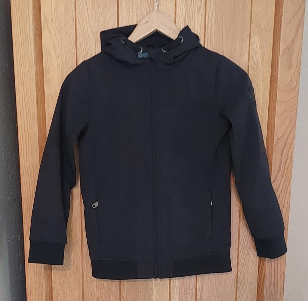 Zwarte softshell jas van Europe Kids, maat 134/140, Kinderen en Baby's, Kinderkleding | Maat 134, Ophalen, Europe Kids, Zo goed als nieuw