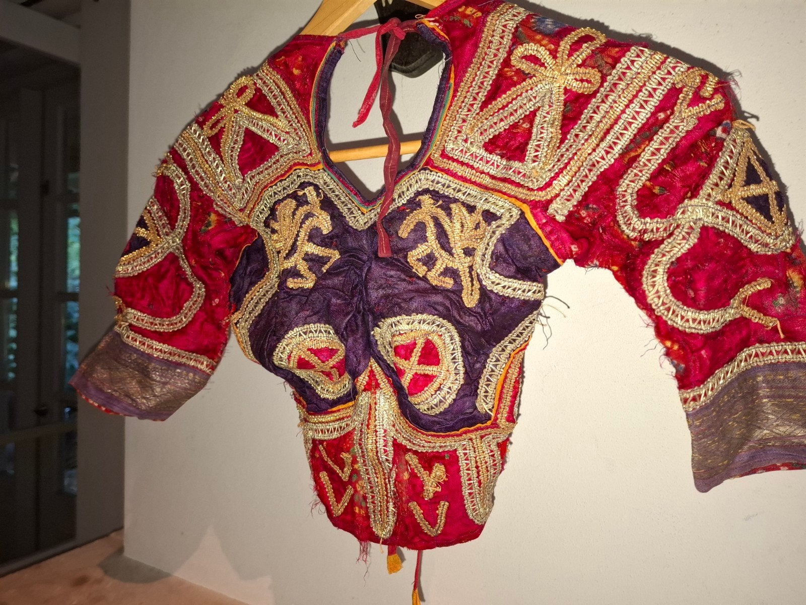 onderdeel van sari uit India, oud en rijk versierd, Wanddecoratie, Textiel, India, Handgemaakt