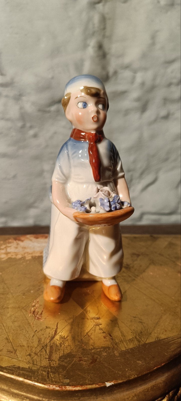 Vintage Porseleinen Jongen met Bloemen en Mandje - 15cm, Antiek en Kunst, Antiek | Porselein, Ophalen of Verzenden