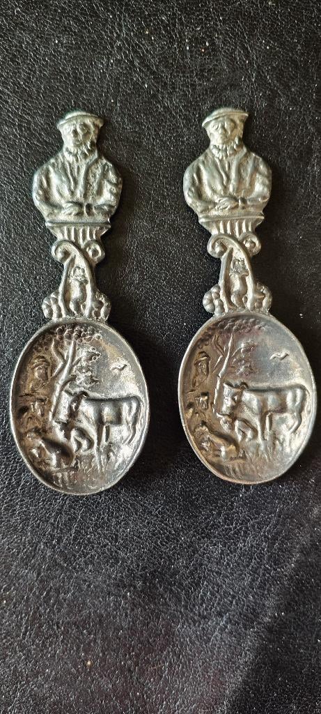 Twee tinnen lepeltjes met figuur uit tin stad Tiel, Antiek en Kunst, Antiek | Tin, Ophalen of Verzenden