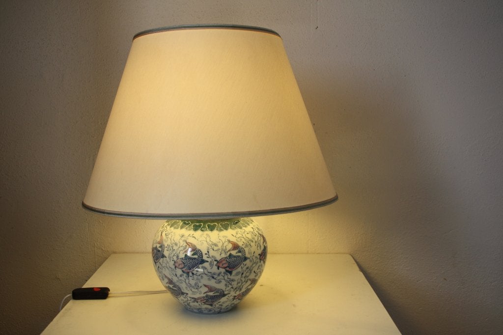 Ronde tafellamp/ vaaslamp met decoratie vissen en ronde kap, Huis en Inrichting, Lampen | Tafellampen, Ophalen, Overige materialen