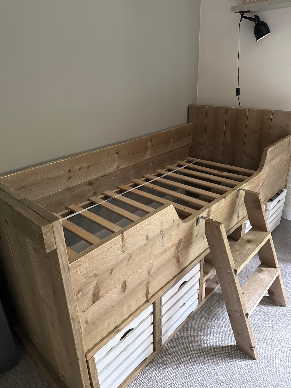 Houten kinderbed met opbergkratjes en trapje, Huis en Inrichting, Slaapkamer | Bedden, Ophalen, Gebruikt, 90 cm, Eenpersoons