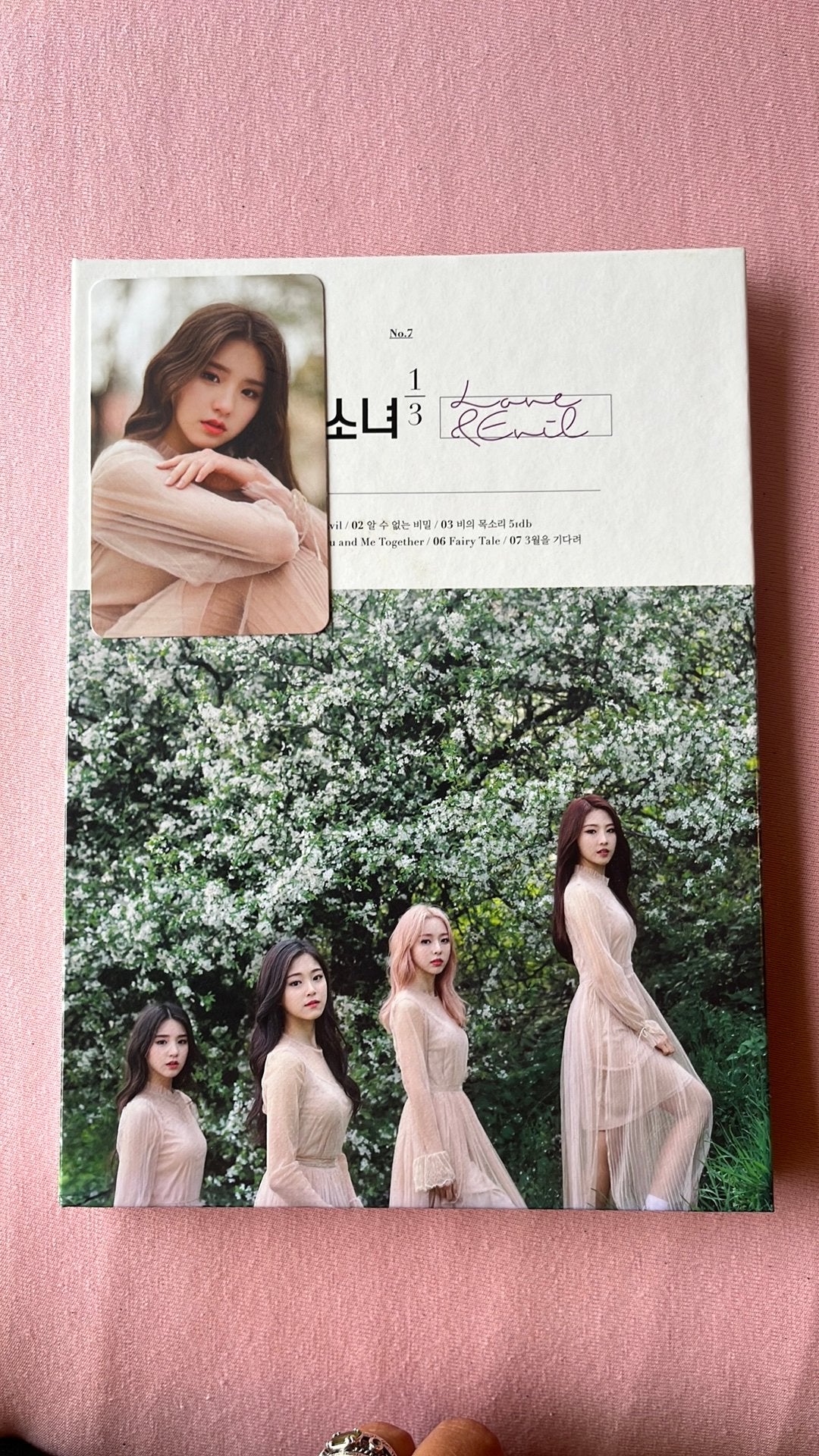 Loona 1/3 Love & Evil Heejin photocard, Ophalen of Verzenden, Zo goed als nieuw